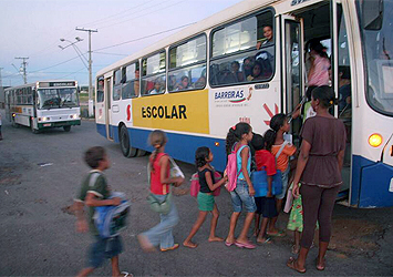 Alunos boicotam transporte escolar