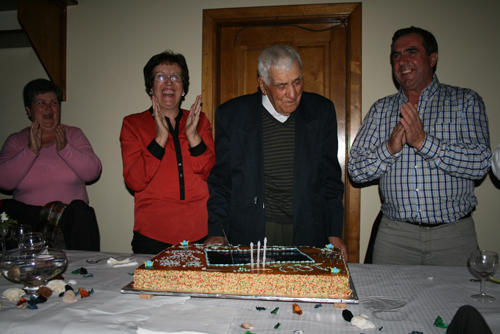 Idoso sopra 100 velas com muita saúde