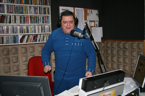 Tio João ajuda crianças carenciadas