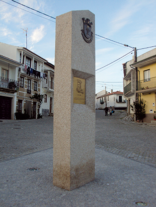Manuel Barroco assina monumento em Lagoaça
