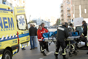 Jovem ferido em acidente de mota