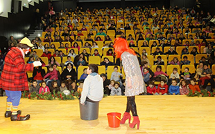 Pai Natal alegra crianças