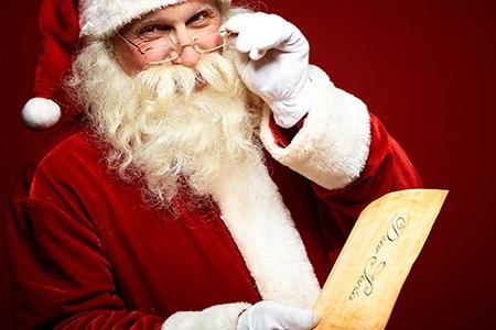 Pai Natal distribui guloseimas a crianças