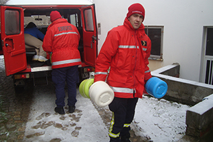 Bombeiros levam almoços em dia de neve