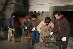 Jovens aprendem a moldar o ferro