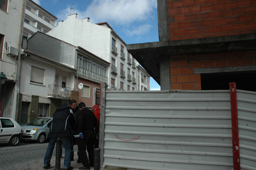 Homem encontrado morto em prédio em construção