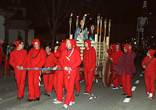 Um desfile dos diabos