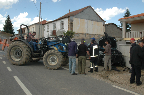 Mulher colhida por carrinha em Paredes