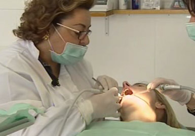 Dentistas solidários cuidam da boca dos idosos