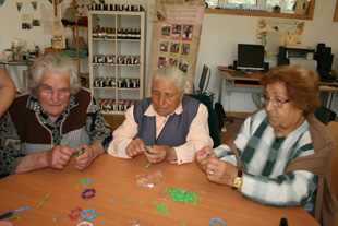 Idosas rendem-se às pulseiras de elásticos da moda