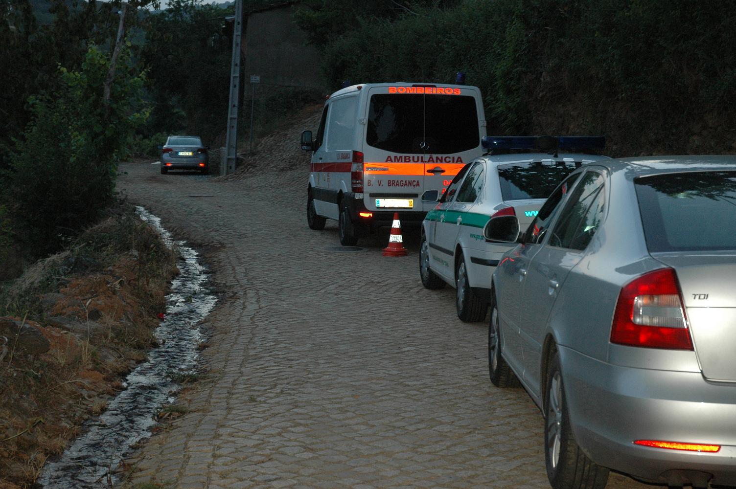 Homem barricado em Refoios provoca ferimentos a bombeiro