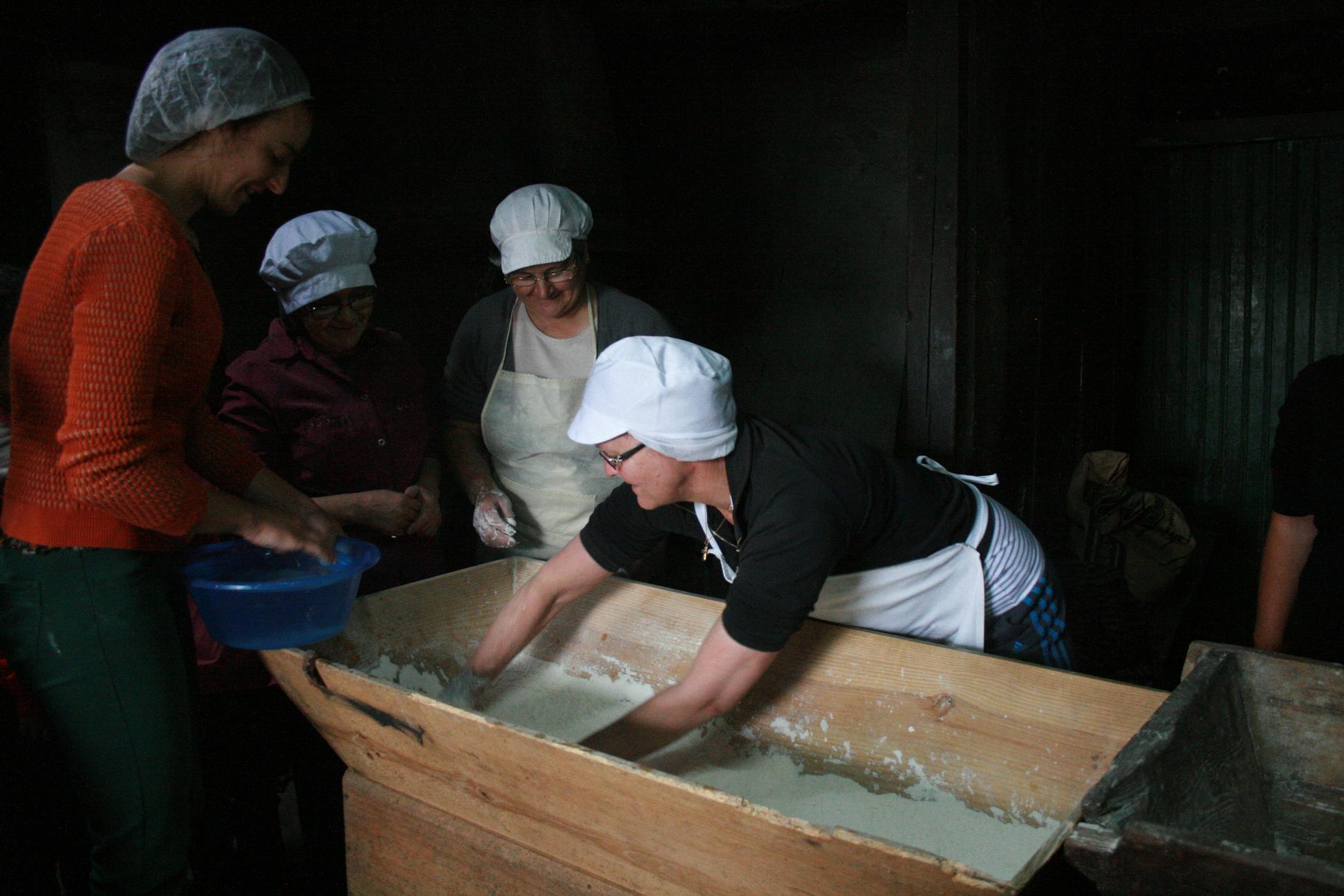Duas dezenas de pessoas “meteram a mão na massa” para fazer cusco transmontano