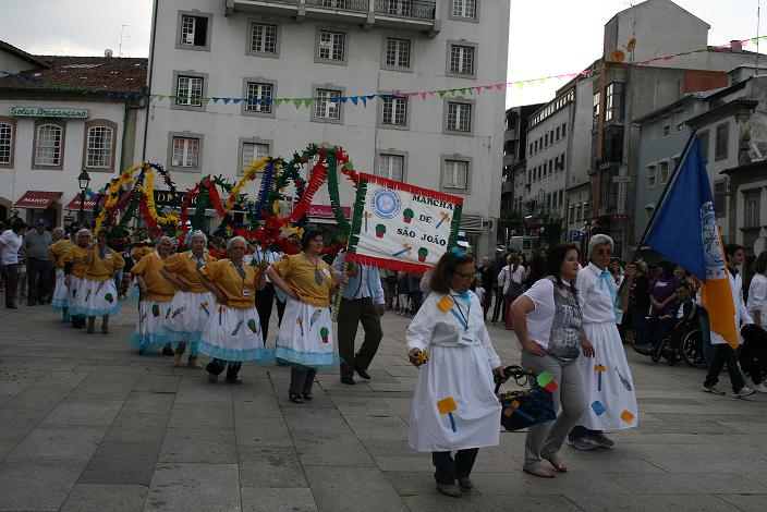 Marchas populares invadem centro histórico de Bragança