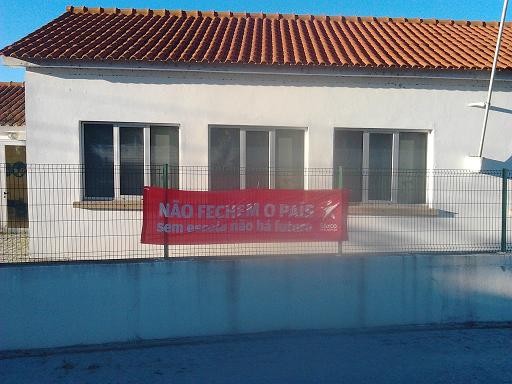 Bloco de Esquerda coloca faixas contra o encerramento de escolas no Cachão e em Freixiel