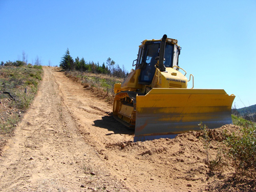 Câmara de Mogadouro compra máquina de rastos para prevenir incêndios