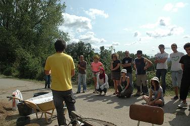 Voluntários internacionais estão a recuperar forno comunitário em Tuizelo
