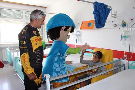 “Joãozinho” e professor António Girão visitam pediatria do Hospital de Bragança