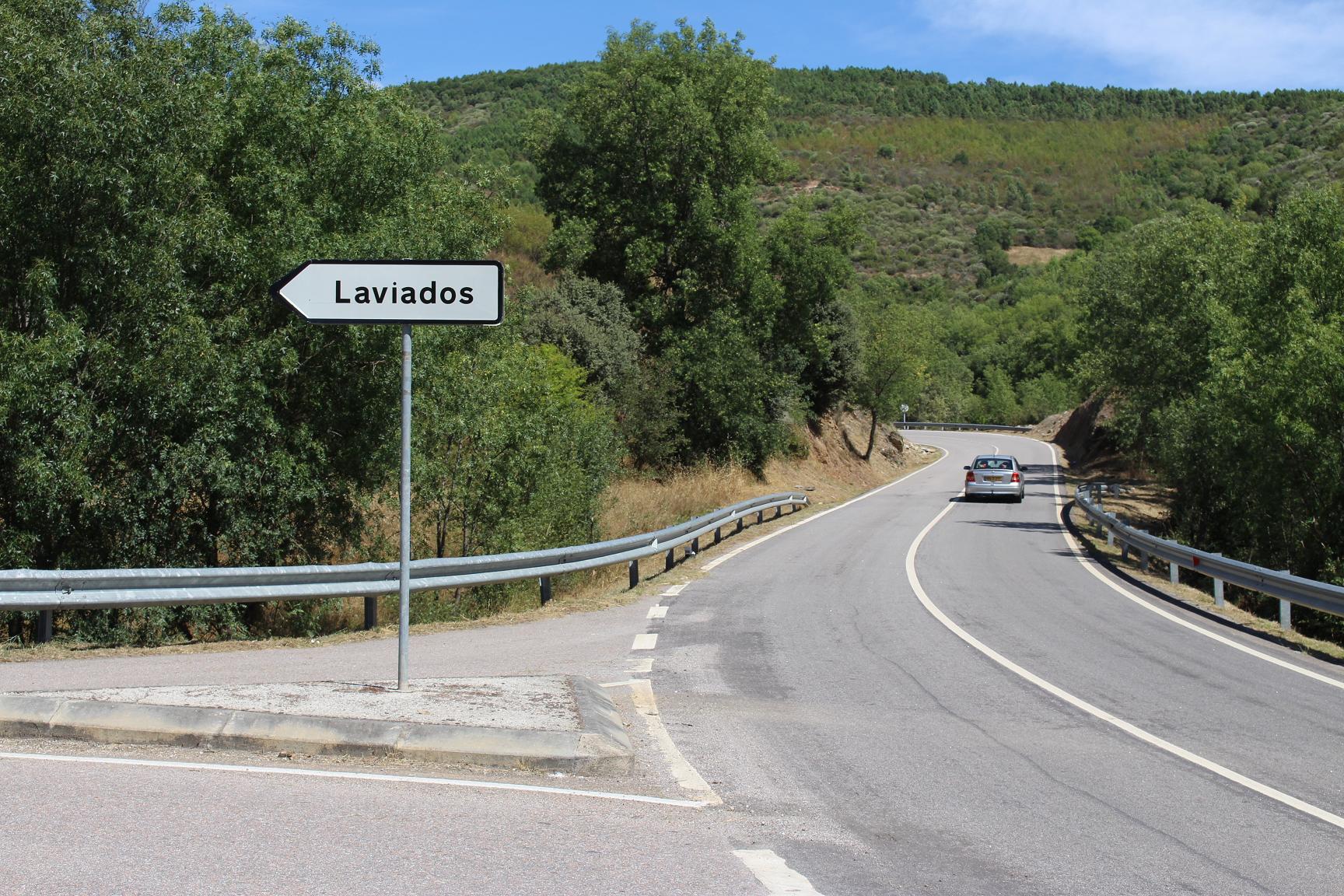 Emigrantes chegam pela primeira vez a Laviados com o acesso pavimentado