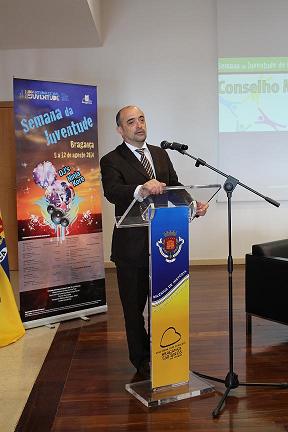 Sobrinho Teixeira preocupado com cortes no ensino superior