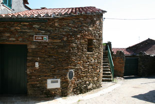 Escolas e casas florestais transformadas para turismo “low cost”