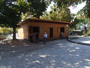 Loja no jardim público gera polémica