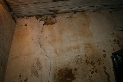 Idosa de Mirandela queixa-se que chove dentro da sua casa