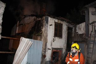 Casa desabitada destruída pelas chamas