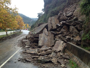 Derrocada condiciona estrada em Miranda