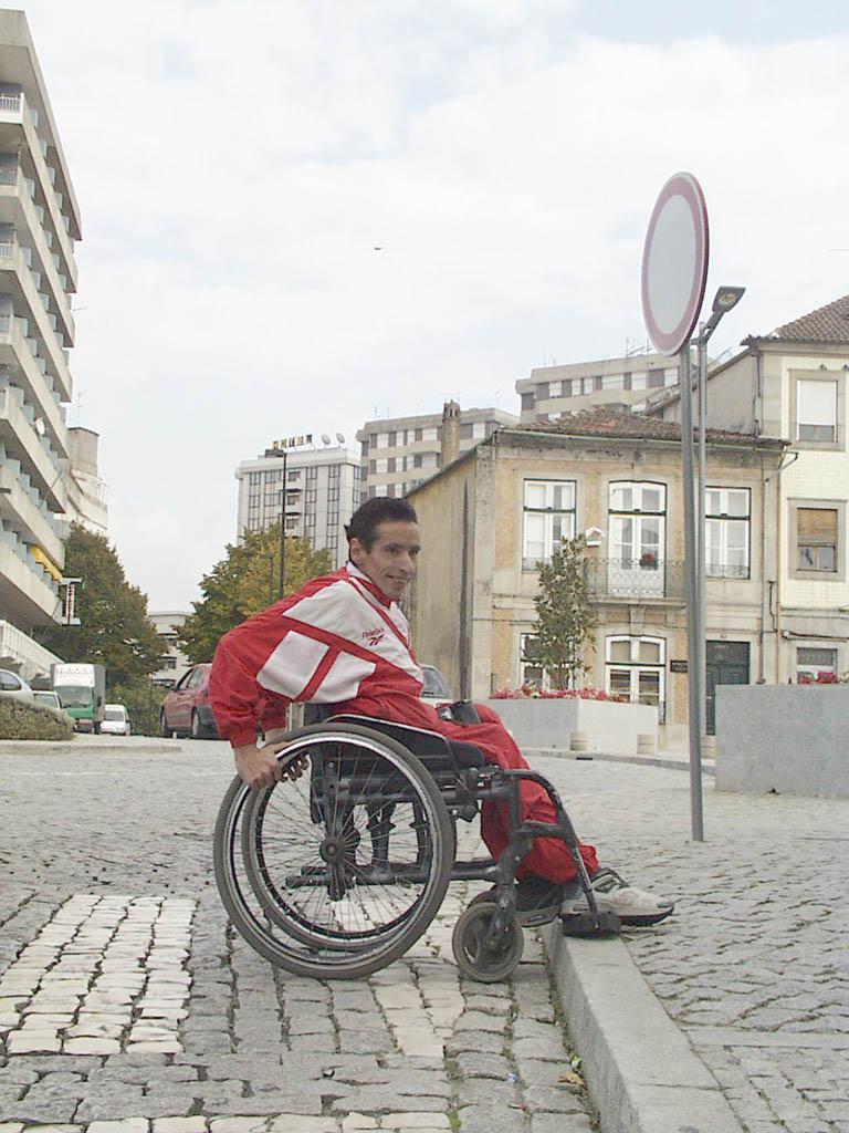 Voluntário ajuda pessoas com deficiência