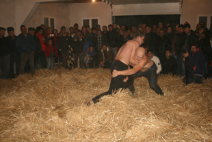 Galhofa aquece a noite em Parada