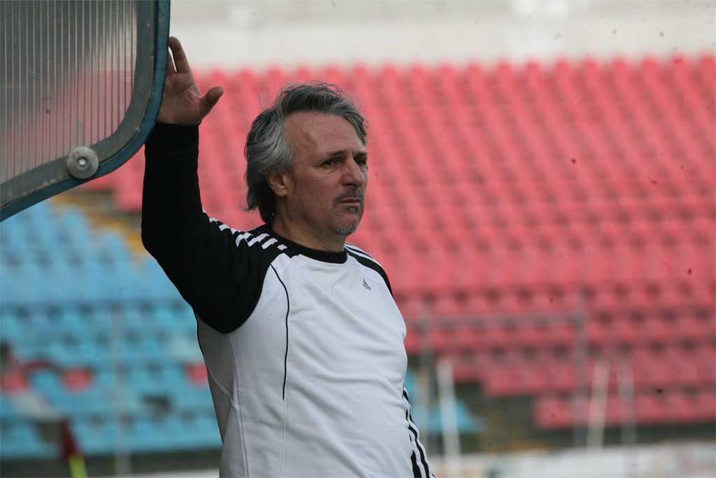 Carlos Guerra descontente com a arbitragem na partida com o GDB