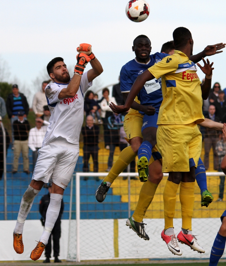 Nélson Gomes mantém-se firme na baliza do G.D.Bragança