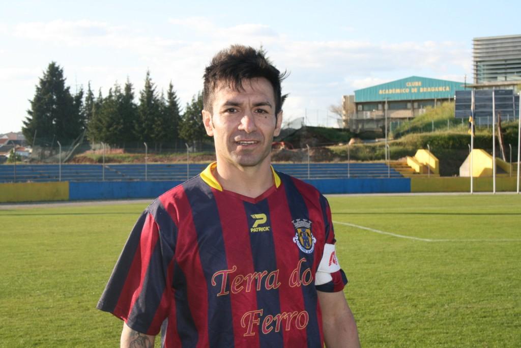 Paulo Dores na mira do Vila Flor