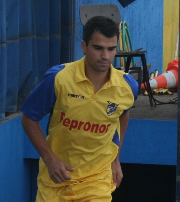 Toni é o goleador de serviço do GDB