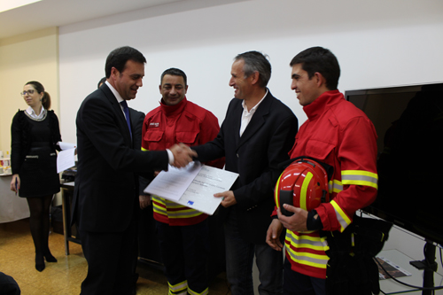 Bombeiros recebem equipamento com um ano de atraso
