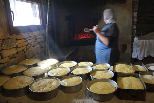 Vilarinho de Agrochão confecciona folar à moda antiga