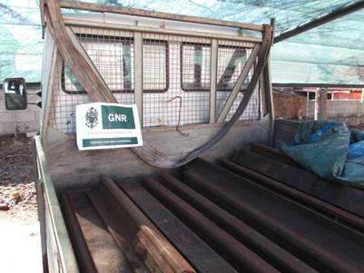 Seis pessoas detidas quando furtavam carris