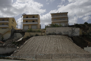 Famílias afectadas por derrocada contestam intervenção do Município