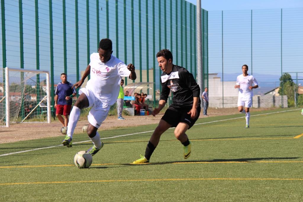 Estudantes suam para vencer e Argozelo não desloca da liderança