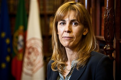 Bastonária da Ordem dos Advogados critica realização do mega julgamento em Bragança