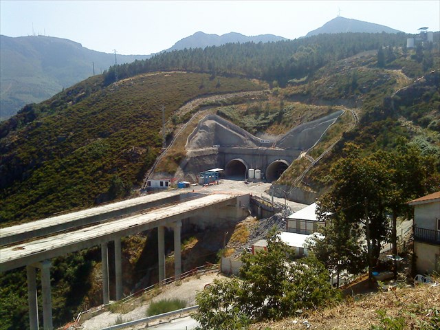 Desprendimento de materiais no Túnel do Marão