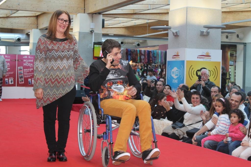 Desfile inclui através da moda