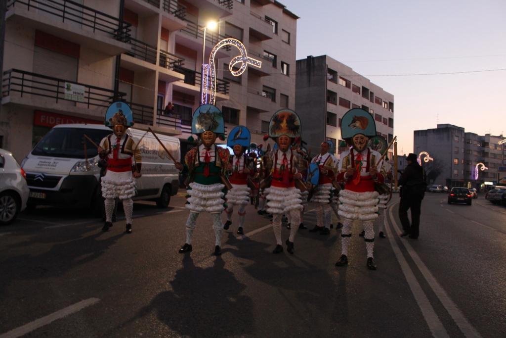 Desfile de mascaretos e queima do diabo atraem centenas ao Mascararte