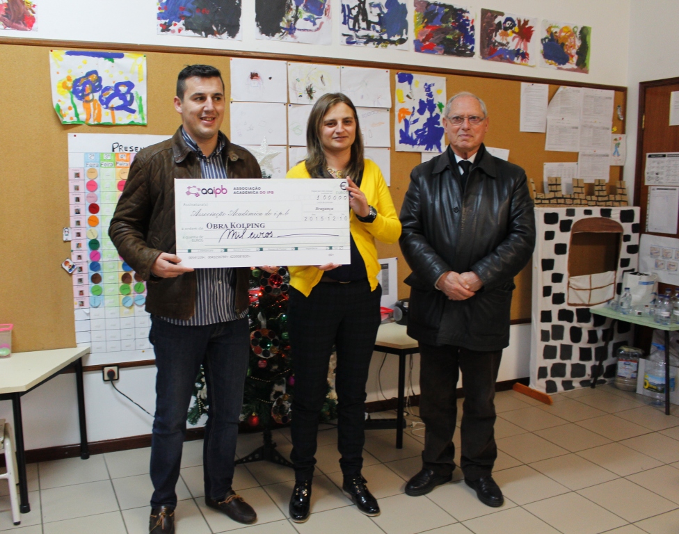 Estudantes entregam donativo à Obra Kolping