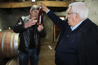 Espumante produzido na aldeia do Lombo faz parte da mesa de réveillon de muitos portugueses