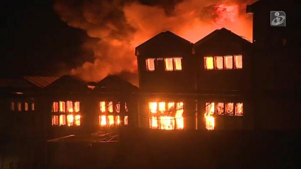 Incêndio de grandes proporções destruiu armazém de plástico no Cachão