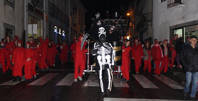Diabos não tiveram medo à chuva e saíram à rua no sábado