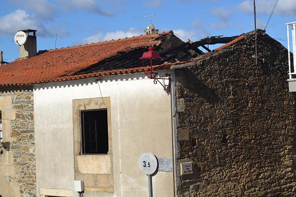 Incêndio deixa família desalojada em Freixo de Espada à Cinta