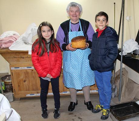 Crianças e idosos da Santa Casa de Bragança meteram as mãos na massa para fazer folar