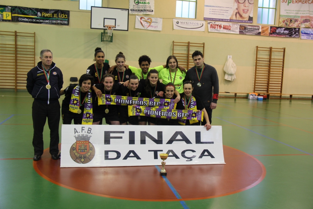 Pioneiros conquistam taça distrital de futsal feminino pelo quarto ano consecutivo